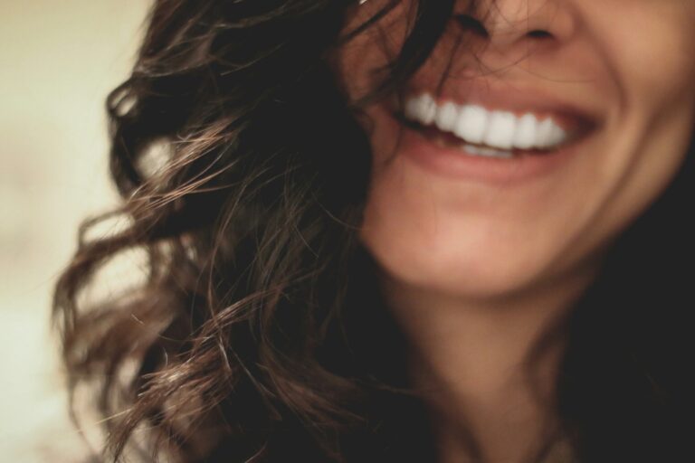 Gencives sensibles après la ménopause : 5 solutions naturelles pour les apaiser et les renforcer