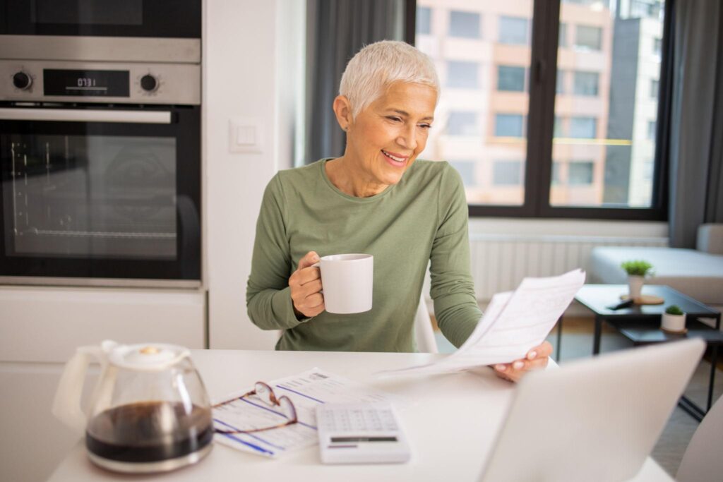 Femme détaillant son relevé de carrière