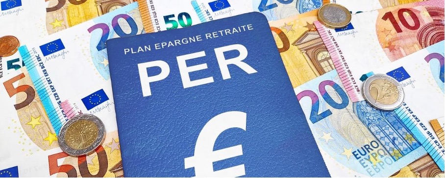 Femme comparant un PER pour préparer sa retraite après 50 ans